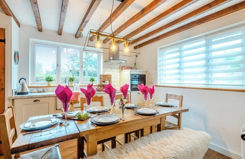 Norwich Cottage | Family-Friendly 3 Bedroom Stay in Stoke Holy Cross