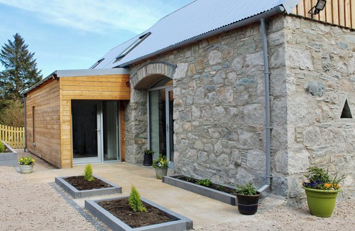 Castle Douglas Cottage | Comfortable 3 Bedroom Getaway in Laurieston, Ideal for Families