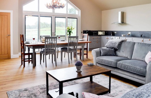 Castle Douglas Cottage | Spacious 3 Bedroom Retreat in Castle Douglas with Pool