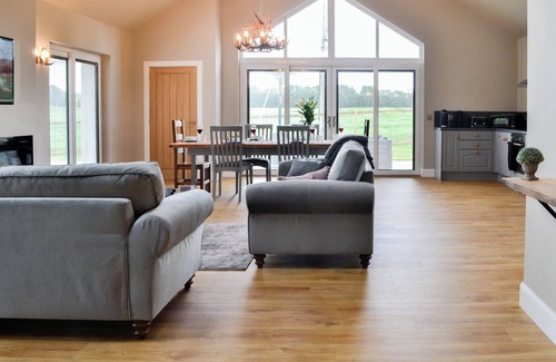 Castle Douglas Cottage | Spacious 3 Bedroom Retreat in Castle Douglas with Pool