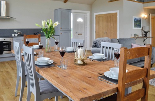 Castle Douglas Cottage | Spacious 3 Bedroom Retreat in Castle Douglas with Pool