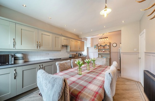 Newton Stewart Cottage | Spacious 3 Bedroom Retreat in Newton Stewart with Kitchen