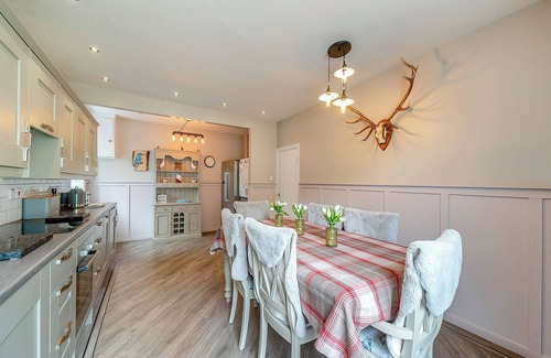 Newton Stewart Cottage | Spacious 3 Bedroom Retreat in Newton Stewart with Kitchen