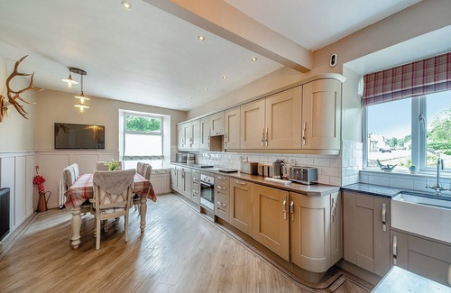 Newton Stewart Cottage | Spacious 3 Bedroom Retreat in Newton Stewart with Kitchen