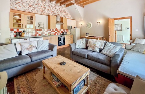 Hollingbourne Cottage | Inviting 3 Bedroom Stay in Hollingbourne with Pool Access