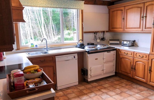 Inverfarigaig Cottage | Inviting 3-Bedroom Stay in Inverfarigaig with Lake View