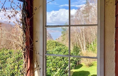 Inverfarigaig Cottage | Inviting 3-Bedroom Stay in Inverfarigaig with Lake View
