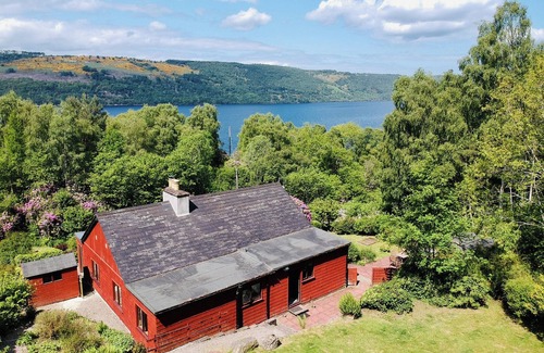 Inverfarigaig Cottage | Inviting 3-Bedroom Stay in Inverfarigaig with Lake View