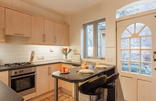 Knaresborough Cottage | Spacious 3 Bedroom Stay in Knaresborough with Kitchen