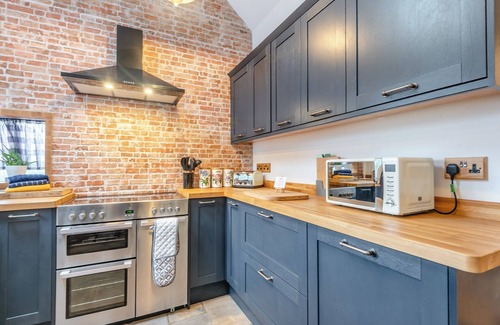 Clumber Park Cottage | Cozy 3-Bedroom Retreat in Elkesley with Spa & Lake Views