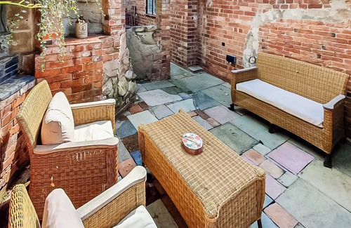 Clumber Park Cottage | Cozy 3-Bedroom Retreat in Elkesley with Spa & Lake Views