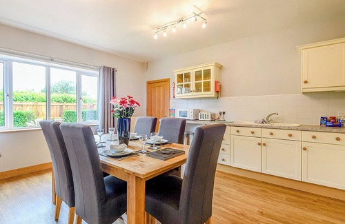 Mablethorpe Cottage | Spacious 3-Bedroom Retreat with Oceanfront Views in Mablethorpe