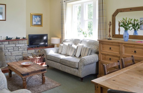 South Charlton Cottage | Family-Friendly 3 Bedroom Stay near Alnwick with Kitchen