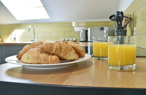 Lydney Cottage | Pet-Friendly 3 Bedroom Accommodation with Lake Views