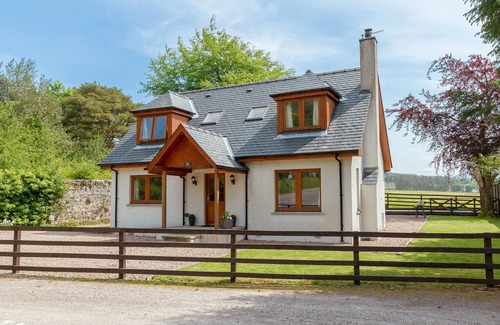 Gairlochy Cottage | Inviting 3 Bedroom Getaway in Gairlochy Near Fort William
