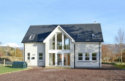 Lochcarron Cottage | Spacious 3 Bedroom Stay in Slumbay with Ocean View