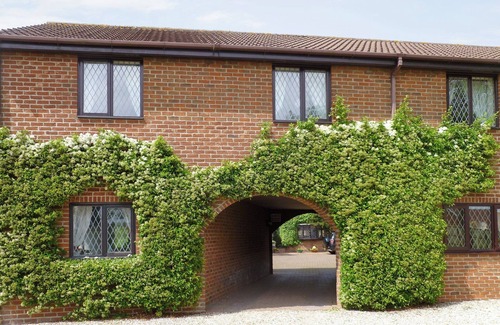 Skegness Cottage | Peaceful Retreat for 6 at Ashtree Court - Rated 9.8/10