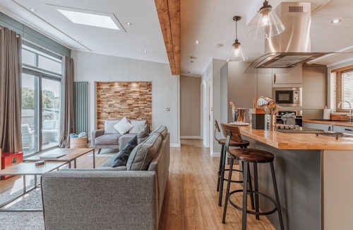 Bridgnorth Ski Chalet | Family-Friendly Lodge with Spa and Hot Tub, Rated 10/10