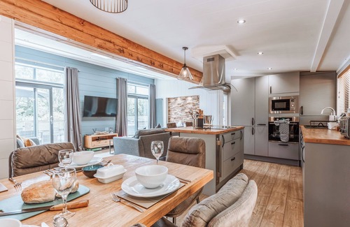 Bridgnorth Ski Chalet | Family-Friendly Lodge with Spa and Hot Tub, Rated 10/10