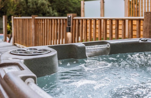 Bridgnorth Ski Chalet | Family-Friendly Lodge with Spa and Hot Tub, Rated 10/10