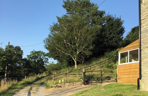 Tirabad Cottage | Enchanting Farmhouse Retreat in Mid Wales for Nature Lovers