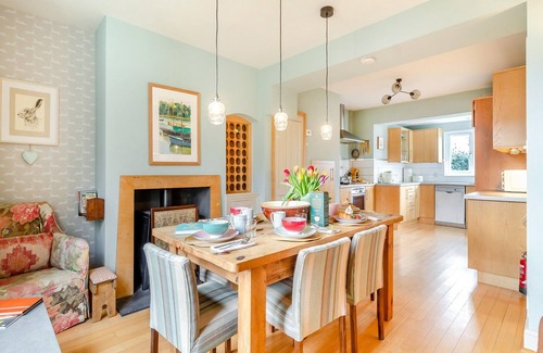 Saxmundham Cottage | Cozy Three-Bedroom Retreat with Ocean View & Enclosed Garden