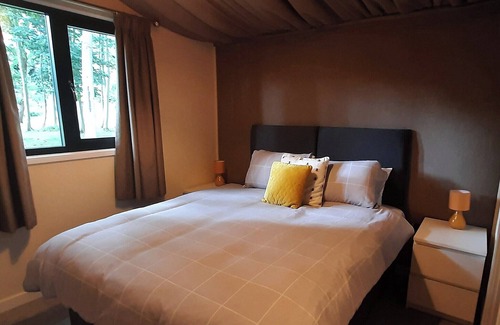 Felton Cabin | Spacious 3 Bedroom Getaway with Spa and Hot Tub in Shrewsbury