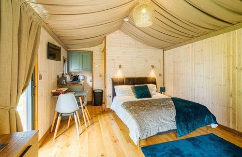 Felton Cabin | Spacious 3 Bedroom Getaway with Spa and Hot Tub in Shrewsbury