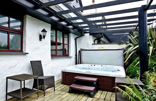 St Wenn Ski Chalet | Welcoming Three-Bedroom Cottage at Woodland Retreat, Cornwall
