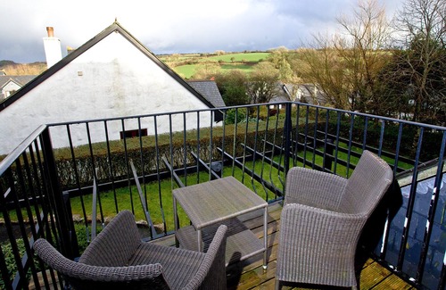 St Wenn Ski Chalet | Welcoming Three-Bedroom Cottage at Woodland Retreat, Cornwall