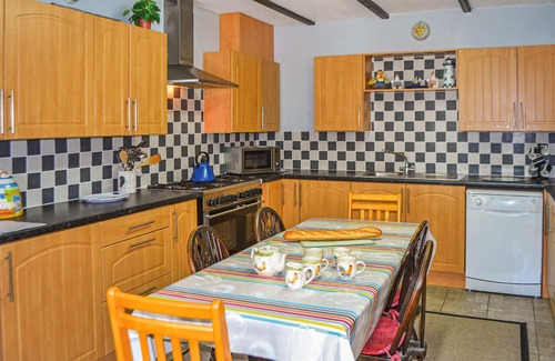 Poullaouen House | Cozy 3-Bedroom Stay in Poullaouen with Spa & Breakfast