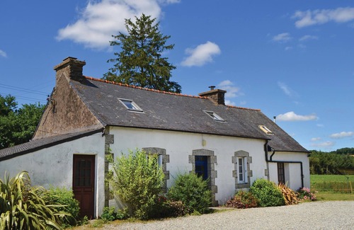 Poullaouen House | Cozy 3-Bedroom Stay in Poullaouen with Spa & Breakfast