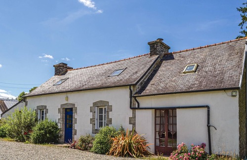 Poullaouen House | Cozy 3-Bedroom Stay in Poullaouen with Spa & Breakfast