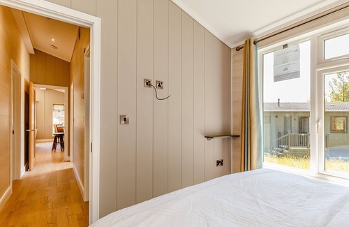 Newton Grange Cabin | Spacious 3 Bedroom Accommodation with Spa & Hot Tub in Ashbourne