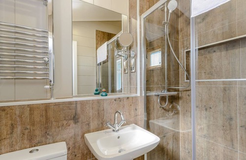 Newton Grange Cabin | Spacious 3 Bedroom Accommodation with Spa & Hot Tub in Ashbourne