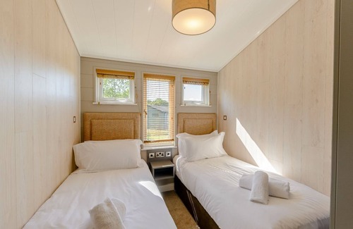 Newton Grange Cabin | Spacious 3 Bedroom Accommodation with Spa & Hot Tub in Ashbourne