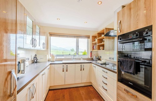 Kilmun Cottage | Ideal Coastal Retreat for Families with Kitchen & Breakfast