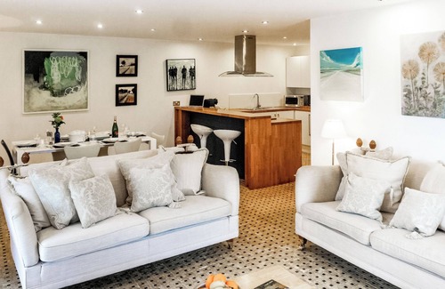 Cheltenham Cottage | Family-Friendly 3 Bedroom Retreat in Sevenhampton, Near Cheltenham