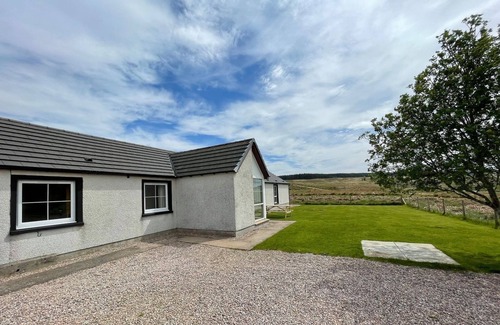 Forsinard Cottage | Spacious 3-Bedroom Retreat in Forsinard with Lake Views