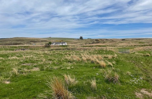 Forsinard Cottage | Spacious 3-Bedroom Retreat in Forsinard with Lake Views