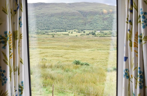 Strathcarron Cottage | Exceptional 3-Bedroom Retreat with Ocean View in Lochcarron