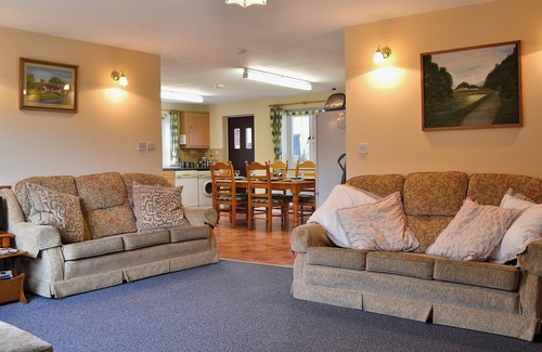 Welshpool Cottage | Family-Friendly 3 Bedroom Stay in Llanfair Caereinion