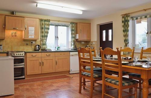 Welshpool Cottage | Family-Friendly 3 Bedroom Stay in Llanfair Caereinion
