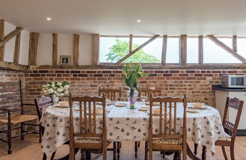 Sittingbourne Cottage | Family-Friendly 3 Bedroom Retreat in Wormshill with Breakfast