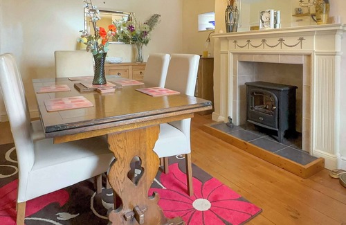 Colsterworth Cottage | Cozy 3 Bedroom Retreat in Colsterworth with Lake View