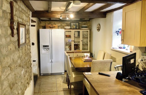 Colsterworth Cottage | Cozy 3 Bedroom Retreat in Colsterworth with Lake View