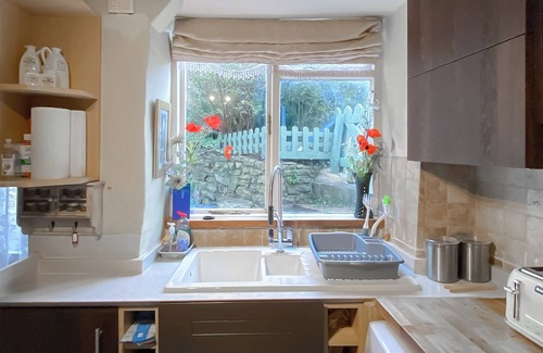 Colsterworth Cottage | Cozy 3 Bedroom Retreat in Colsterworth with Lake View