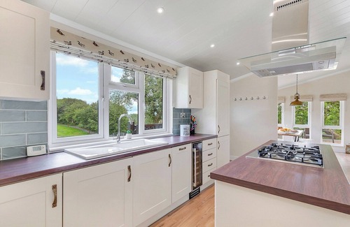 Narberth Ski Chalet | Spacious 3 Bedroom Family Retreat in Narberth with Pool