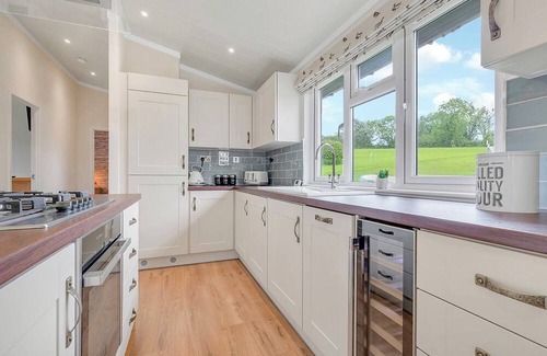 Narberth Ski Chalet | Spacious 3 Bedroom Family Retreat in Narberth with Pool