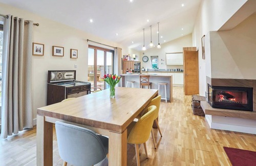 Sutton-in-Ashfield Cottage | Inviting 3 Bedroom Getaway in Teversal with Breakfast